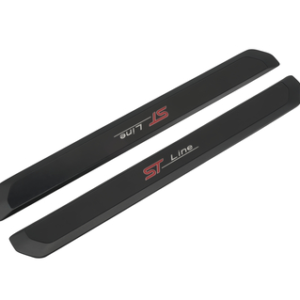 Pragovi prednjih vrat, črni z rdeče-belo osvetljenim logotipom ST-Line